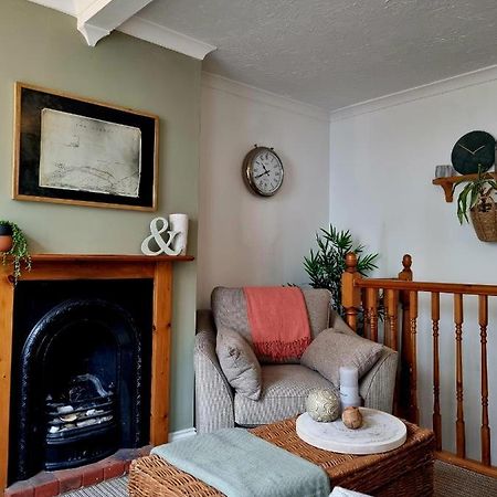 2 Bedroom House Within Walking Distance Of Town Cowes  Exteriör bild