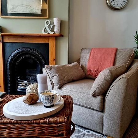 2 Bedroom House Within Walking Distance Of Town Cowes  Exteriör bild