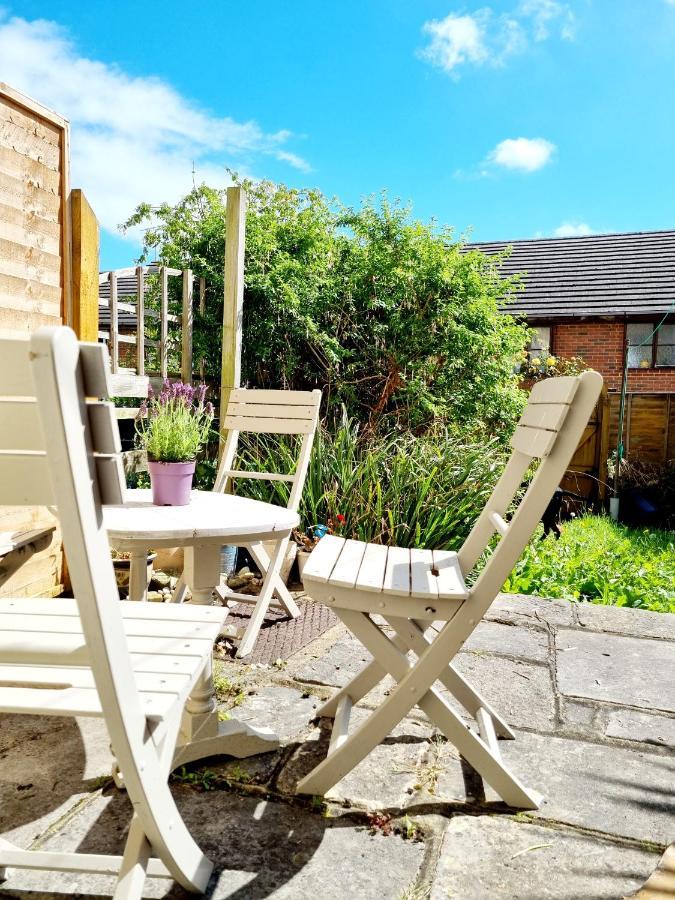 2 Bedroom House Within Walking Distance Of Town Cowes  Exteriör bild