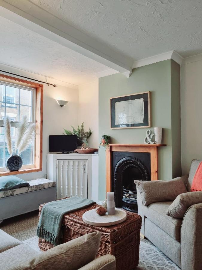 2 Bedroom House Within Walking Distance Of Town Cowes  Exteriör bild