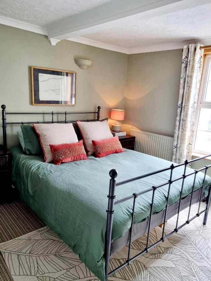 2 Bedroom House Within Walking Distance Of Town Cowes  Exteriör bild