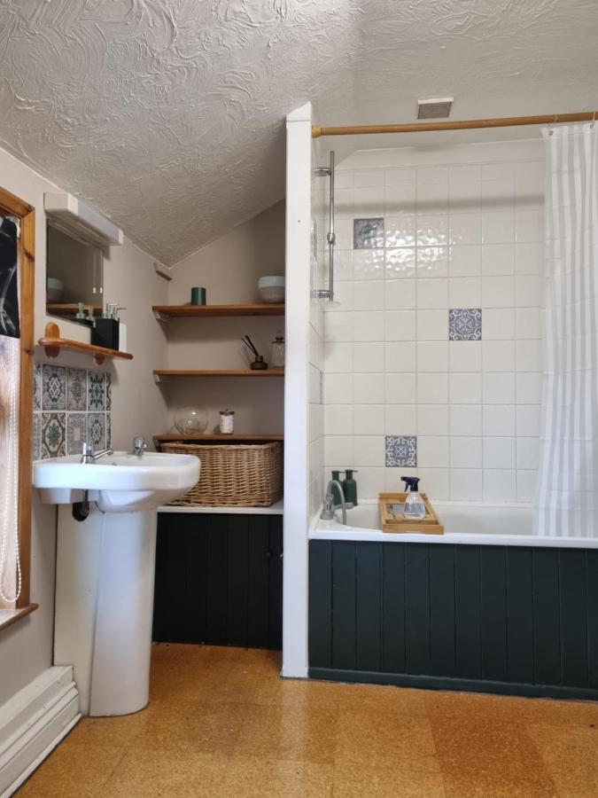 2 Bedroom House Within Walking Distance Of Town Cowes  Exteriör bild