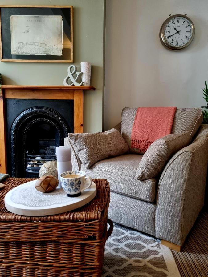 2 Bedroom House Within Walking Distance Of Town Cowes  Exteriör bild