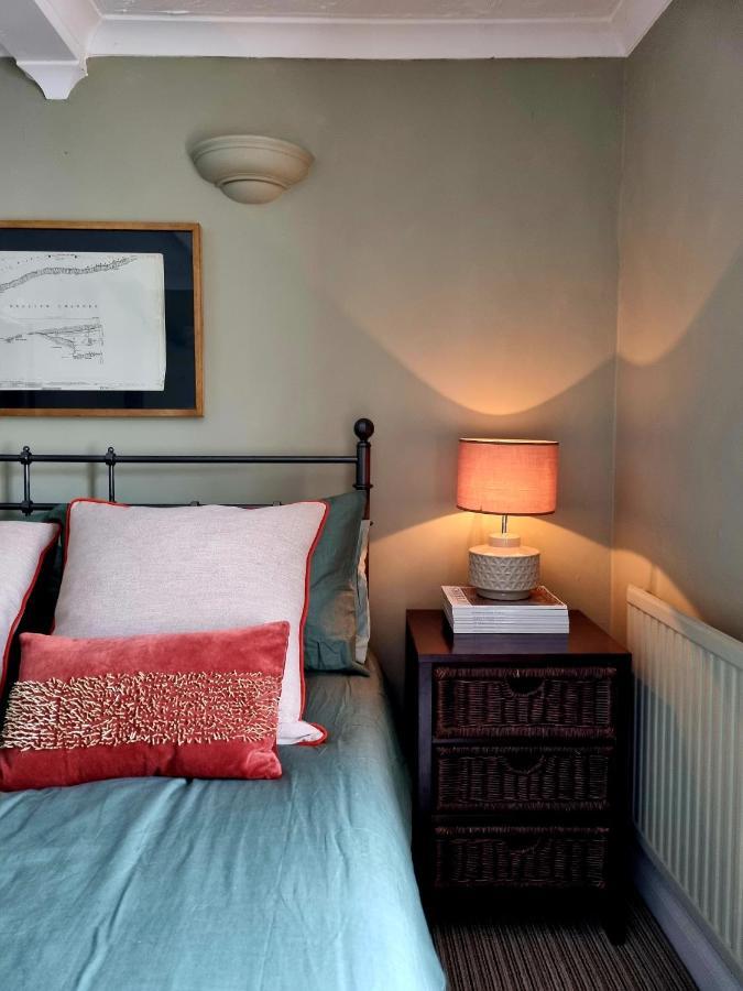2 Bedroom House Within Walking Distance Of Town Cowes  Exteriör bild